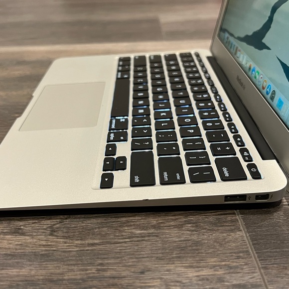 MacBook Air 11 Inch - Picture 7 of 7